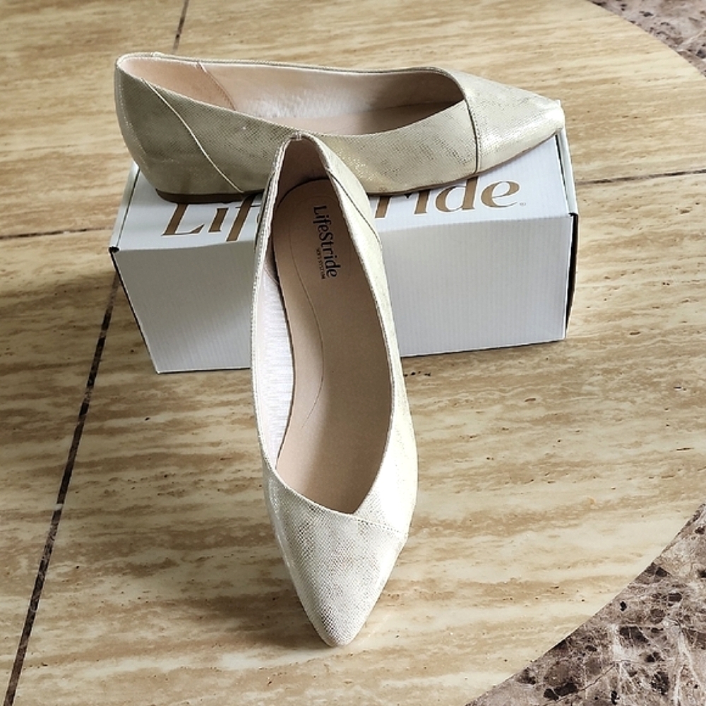 Life Stride Cream Flats Sleek Pointed Toe Design 12M